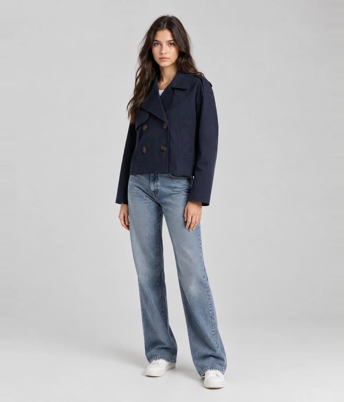 Le même trench porté par un mannequin IA