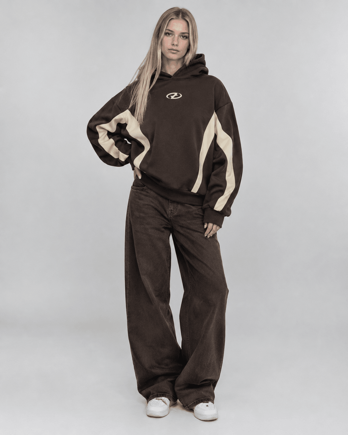 Look porté par une mannequine IA